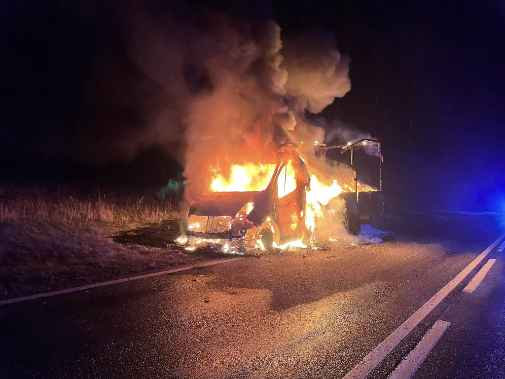 Auto dostawcze doszczętnie spłonęło na DK42 w Wyszynie Fałkowskiej