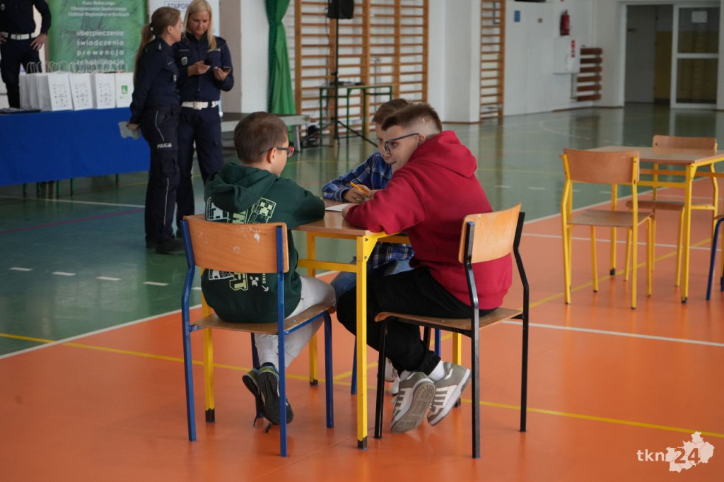 Stąporkowska szkoła najlepsza w powiatowych eliminacjach turnieju `Bezpieczeństwo na piątkę` [wideo, zdjęcia]