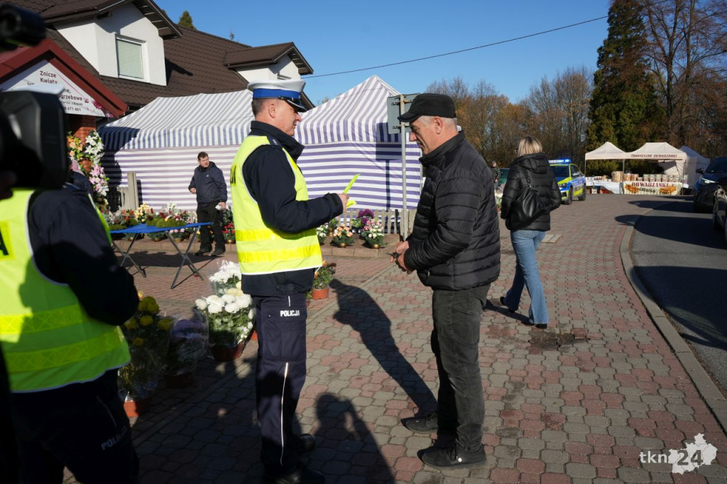 Policja podpowiada, jak bezpiecznie spędzić czas Wszystkich Świętych [wideo, zdjęcia]
