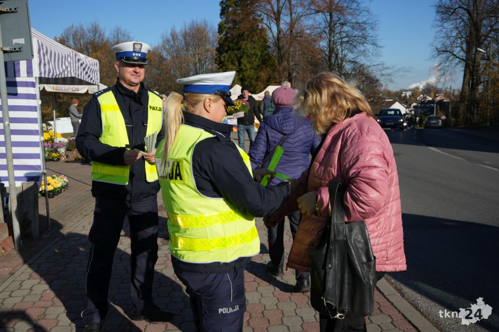 Policja podpowiada, jak bezpiecznie spędzić czas Wszystkich Świętych [wideo, zdjęcia]