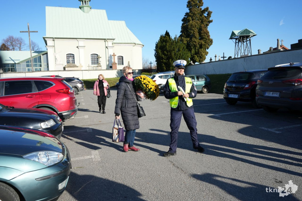 Policja podpowiada, jak bezpiecznie spędzić czas Wszystkich Świętych [wideo, zdjęcia]