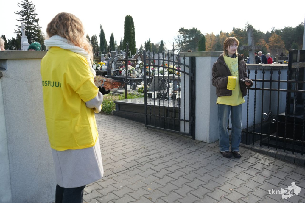 Wolontariusze kwestują przy cmentarzach. We Wszystkich Świętych wesprzyjcie ważne cele [wideo, zdjęcia]