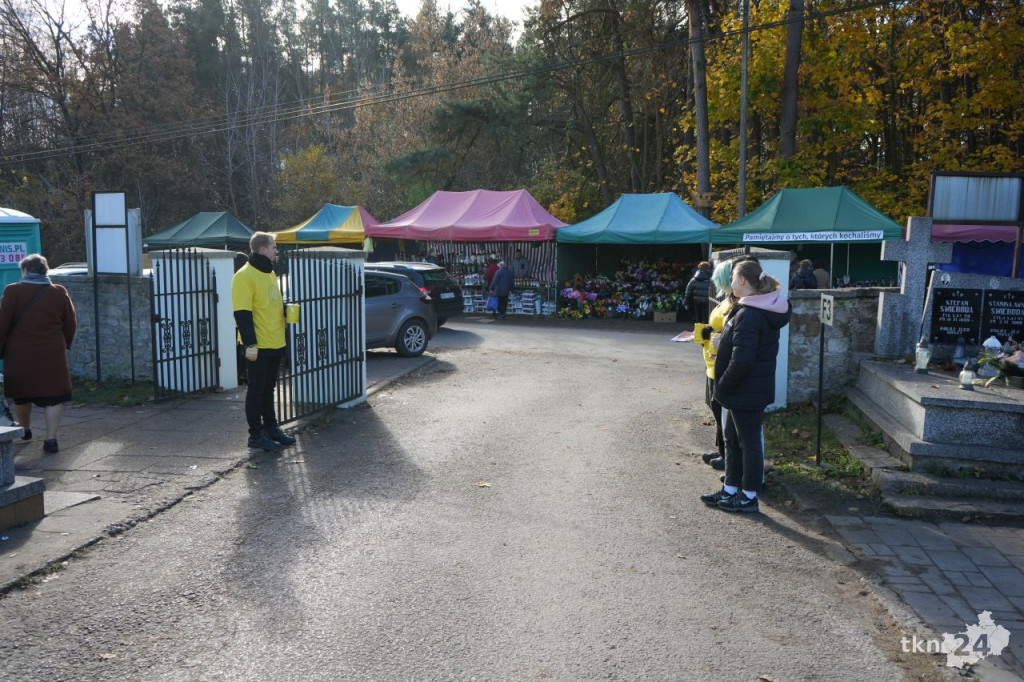 Wolontariusze kwestują przy cmentarzach. We Wszystkich Świętych wesprzyjcie ważne cele [wideo, zdjęcia]
