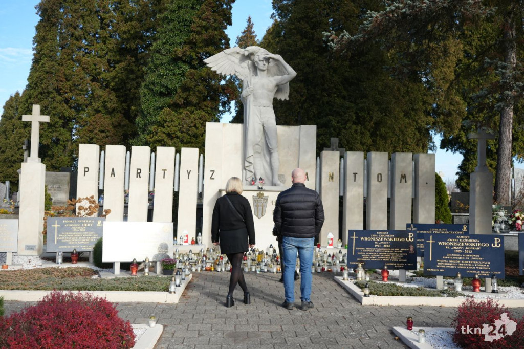 Sobotni poranek Wszystkich Świętych w Końskich. Zobaczcie zdjęcia