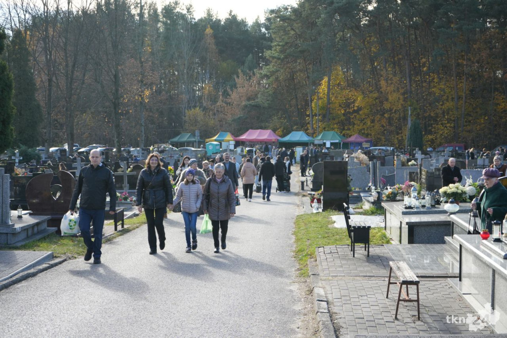 Sobotni poranek Wszystkich Świętych w Końskich. Zobaczcie zdjęcia