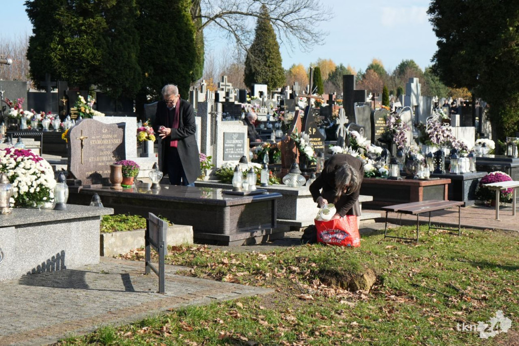 Sobotni poranek Wszystkich Świętych w Końskich. Zobaczcie zdjęcia
