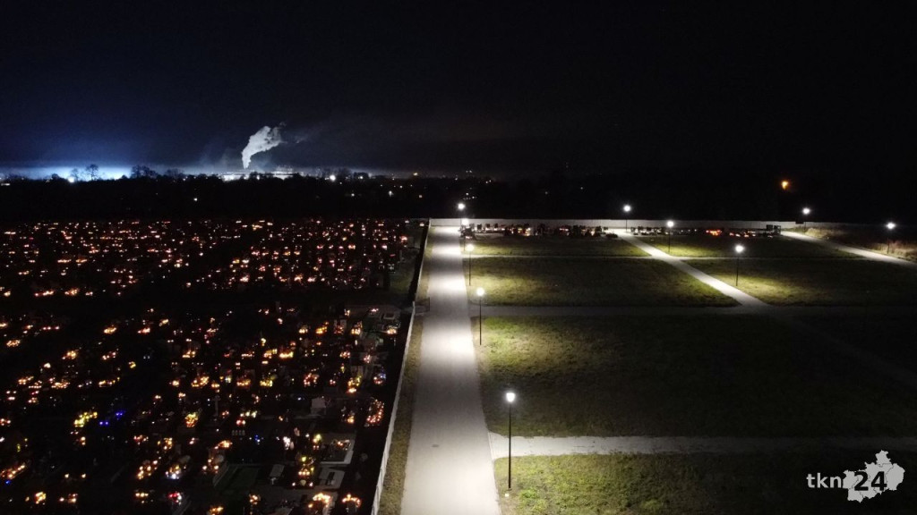 Konecki cmentarz z drona. Zobaczcie nocne ujęcia