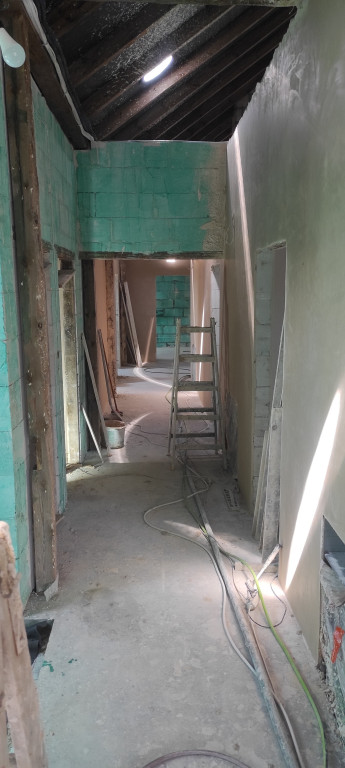 Trwa modernizacja poddasza Hospicjum w Rudzie Białaczowskiej [zdjęcia]