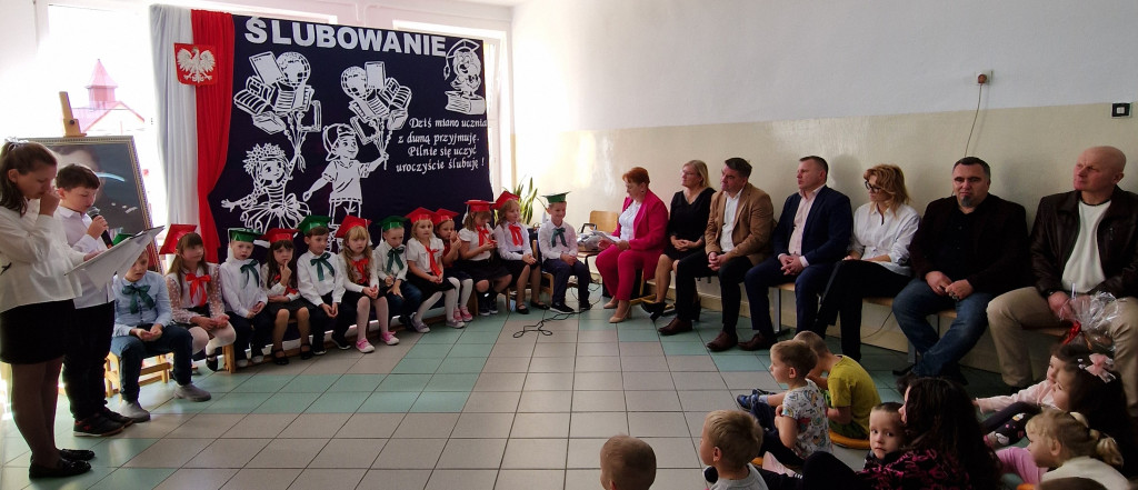 Uroczyste przyjęcie pierwszaków do społeczności szkolnej w Kłucku [zdjęcia]