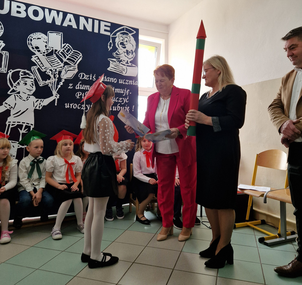 Uroczyste przyjęcie pierwszaków do społeczności szkolnej w Kłucku [zdjęcia]