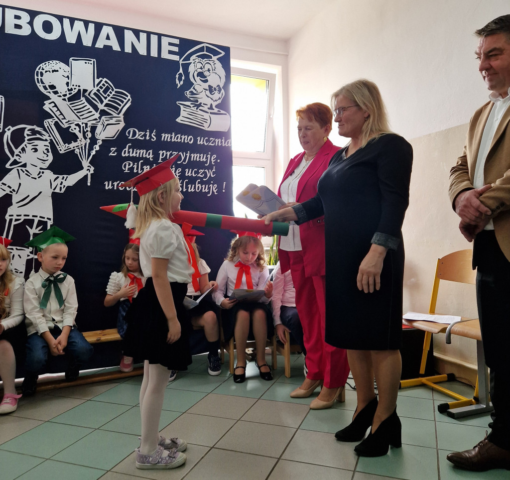 Uroczyste przyjęcie pierwszaków do społeczności szkolnej w Kłucku [zdjęcia]
