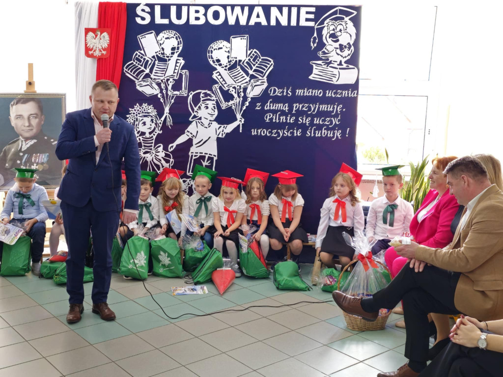Uroczyste przyjęcie pierwszaków do społeczności szkolnej w Kłucku [zdjęcia]
