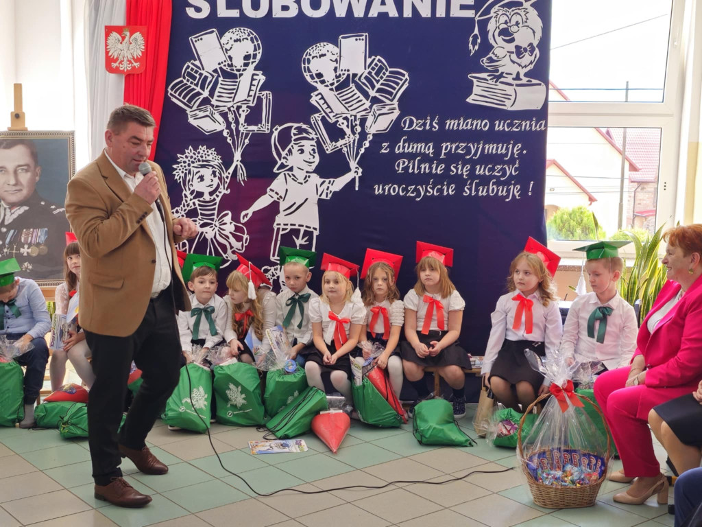 Uroczyste przyjęcie pierwszaków do społeczności szkolnej w Kłucku [zdjęcia]