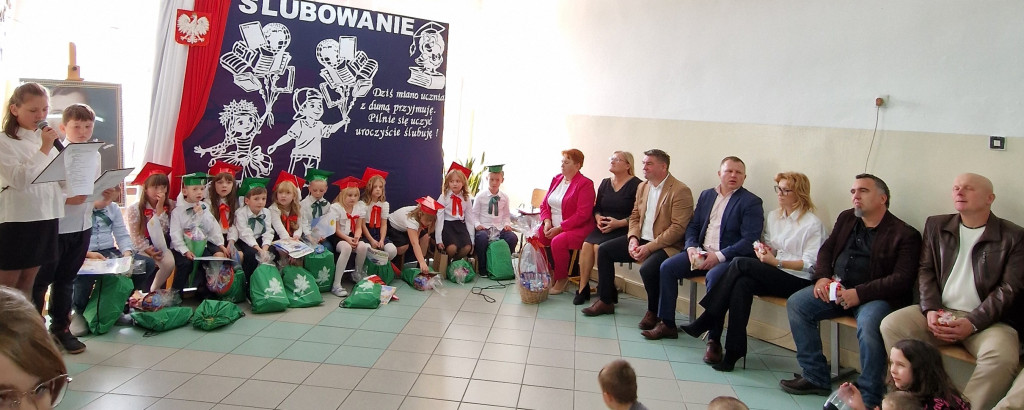 Uroczyste przyjęcie pierwszaków do społeczności szkolnej w Kłucku [zdjęcia]