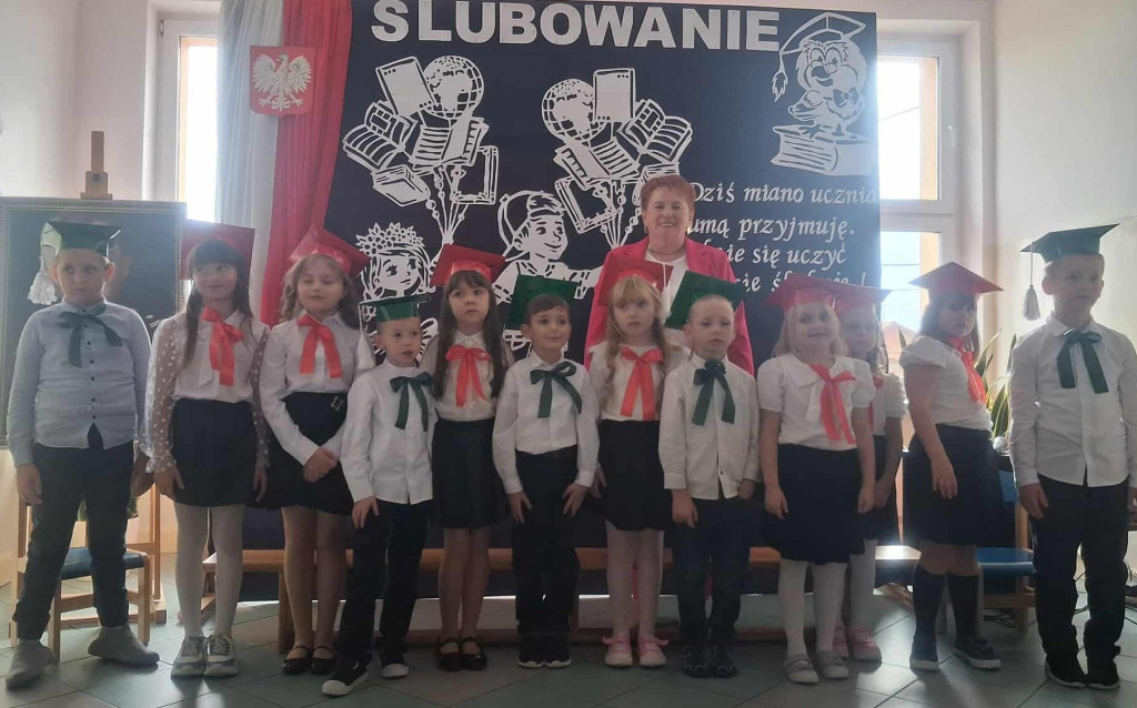 Uroczyste przyjęcie pierwszaków do społeczności szkolnej w Kłucku [zdjęcia]