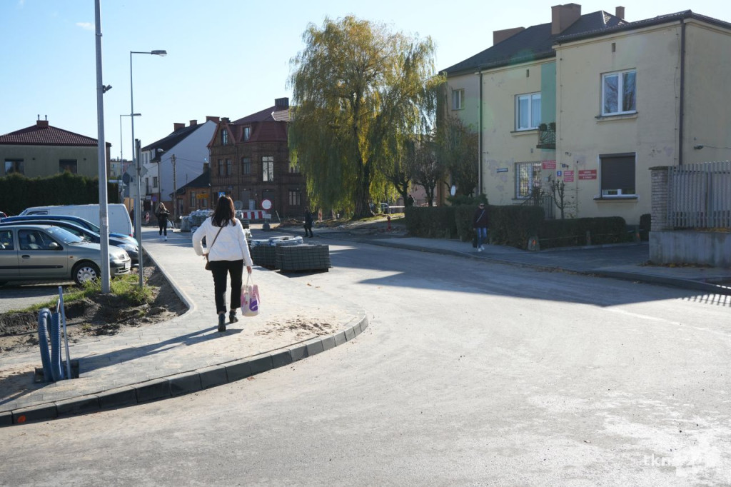 Przebudowa centrum Końskich. Pierwsze odcinki z asfaltem i chodnikiem [wideo, zdjęcia]