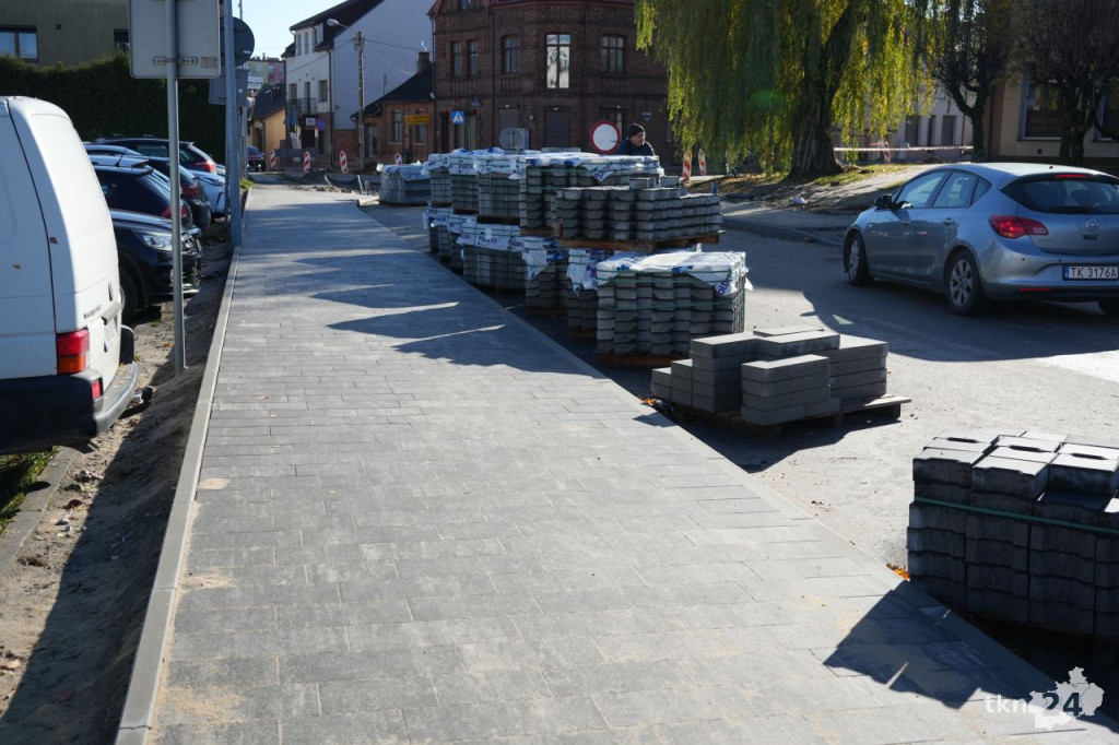 Przebudowa centrum Końskich. Pierwsze odcinki z asfaltem i chodnikiem [wideo, zdjęcia]