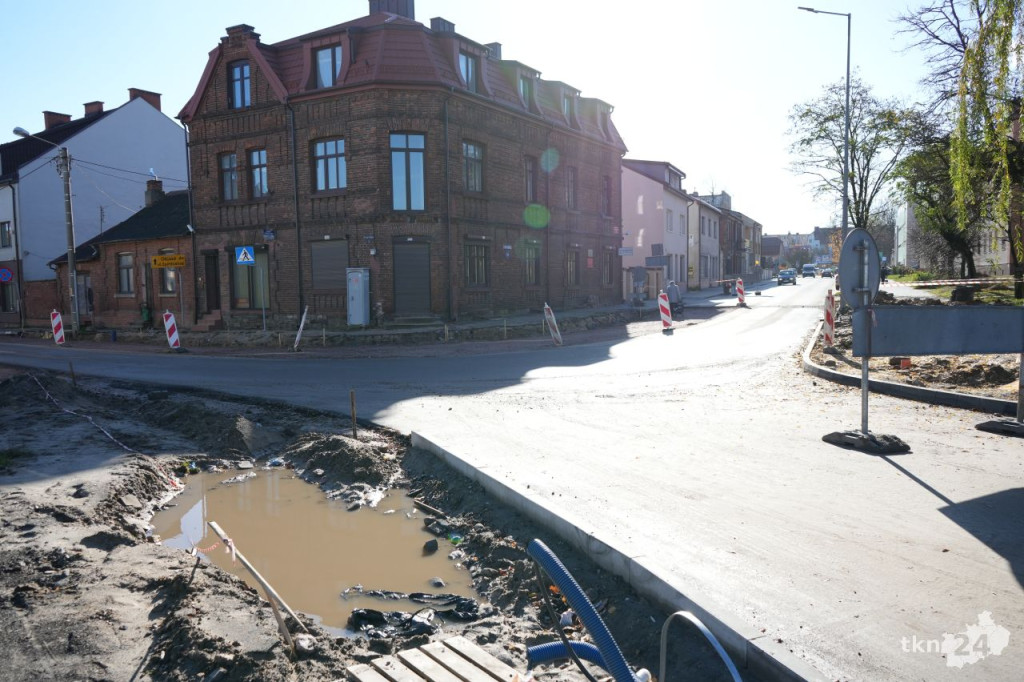 Przebudowa centrum Końskich. Pierwsze odcinki z asfaltem i chodnikiem [wideo, zdjęcia]