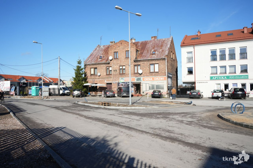 Przebudowa centrum Końskich. Pierwsze odcinki z asfaltem i chodnikiem [wideo, zdjęcia]