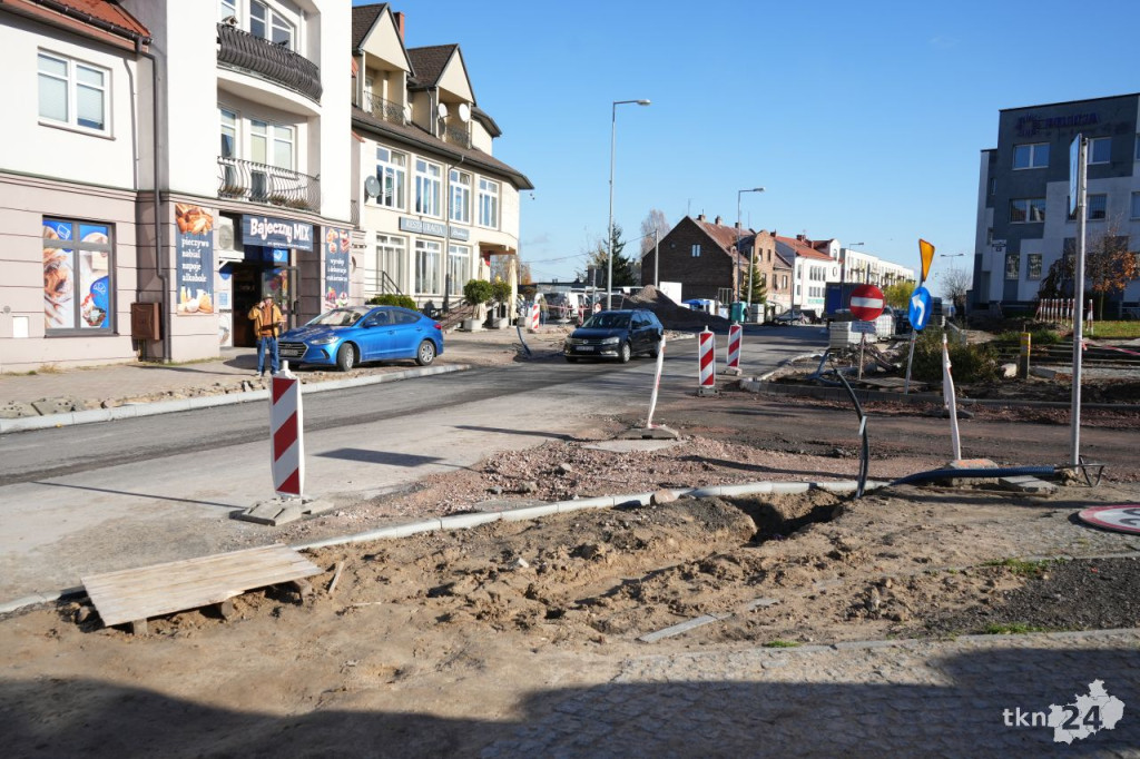 Przebudowa centrum Końskich. Pierwsze odcinki z asfaltem i chodnikiem [wideo, zdjęcia]