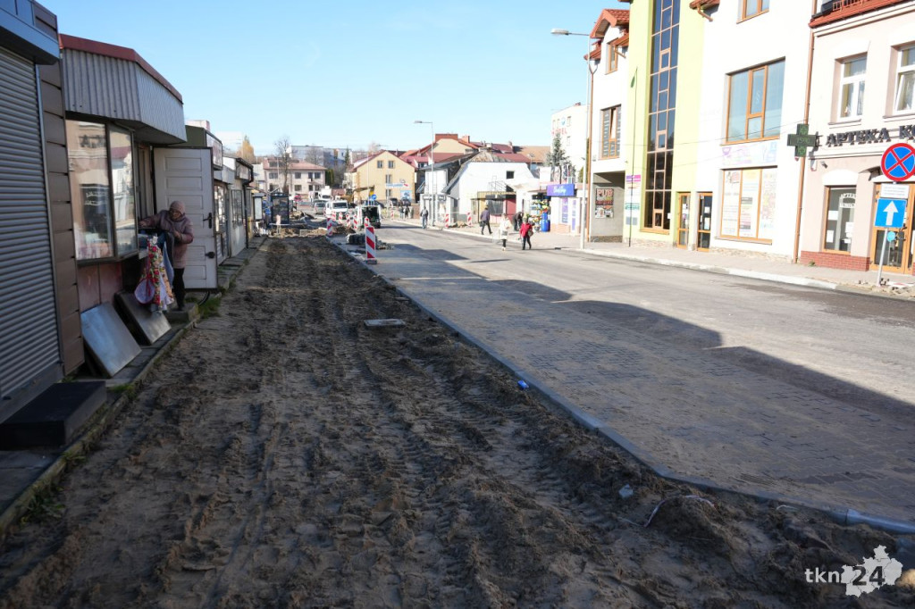 Przebudowa centrum Końskich. Pierwsze odcinki z asfaltem i chodnikiem [wideo, zdjęcia]