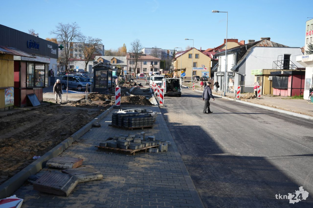 Przebudowa centrum Końskich. Pierwsze odcinki z asfaltem i chodnikiem [wideo, zdjęcia]