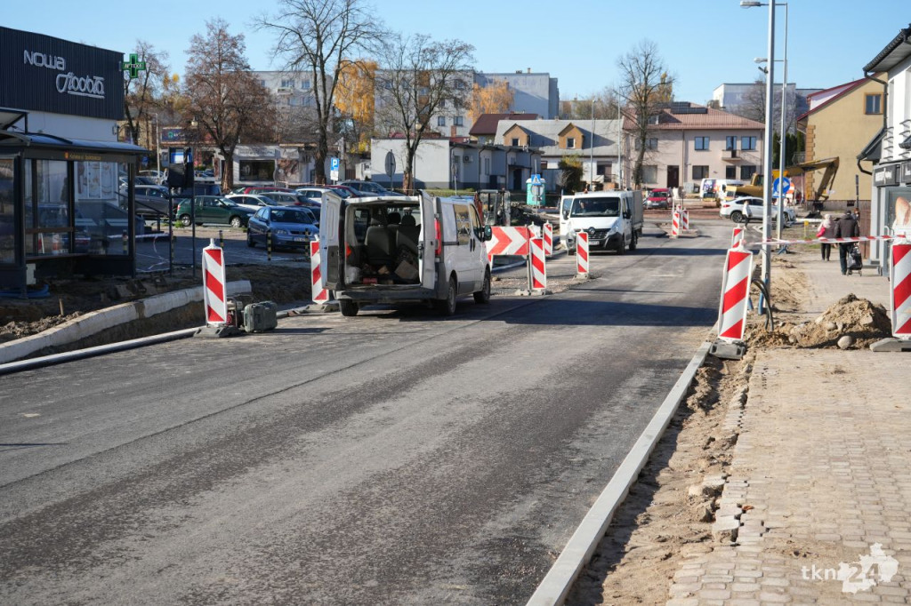 Przebudowa centrum Końskich. Pierwsze odcinki z asfaltem i chodnikiem [wideo, zdjęcia]