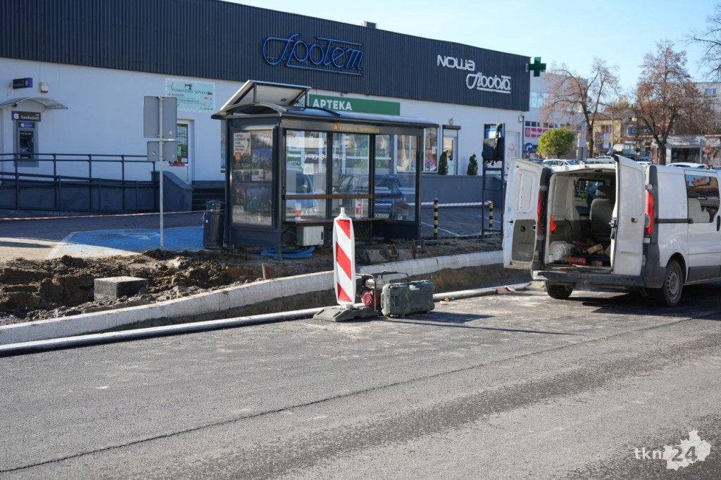 Przebudowa centrum Końskich. Pierwsze odcinki z asfaltem i chodnikiem [wideo, zdjęcia]