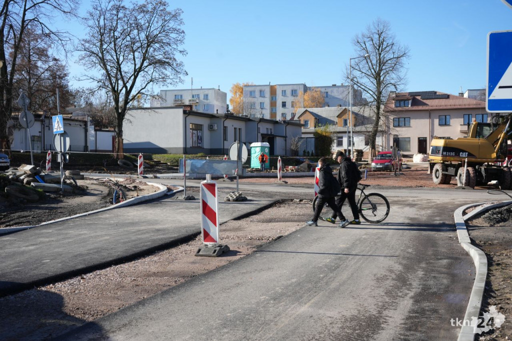 Przebudowa centrum Końskich. Pierwsze odcinki z asfaltem i chodnikiem [wideo, zdjęcia]