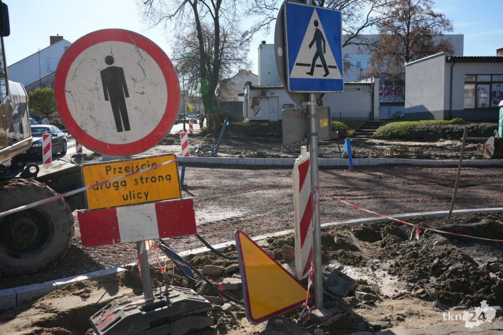 Przebudowa centrum Końskich. Pierwsze odcinki z asfaltem i chodnikiem [wideo, zdjęcia]