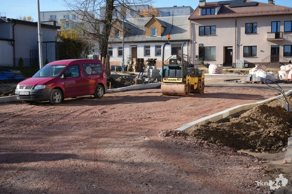 Przebudowa centrum Końskich. Pierwsze odcinki z asfaltem i chodnikiem [wideo, zdjęcia]