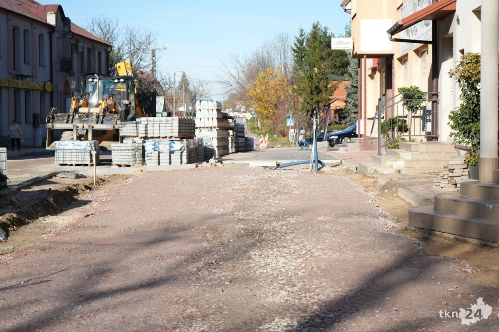 Przebudowa centrum Końskich. Pierwsze odcinki z asfaltem i chodnikiem [wideo, zdjęcia]
