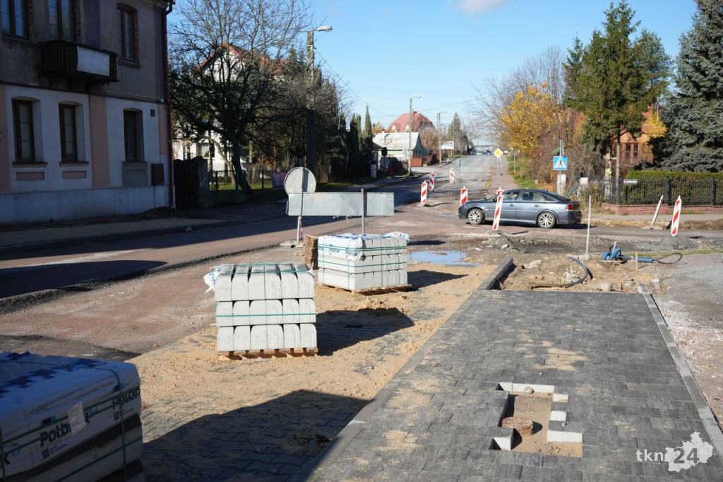 Przebudowa centrum Końskich. Pierwsze odcinki z asfaltem i chodnikiem [wideo, zdjęcia]