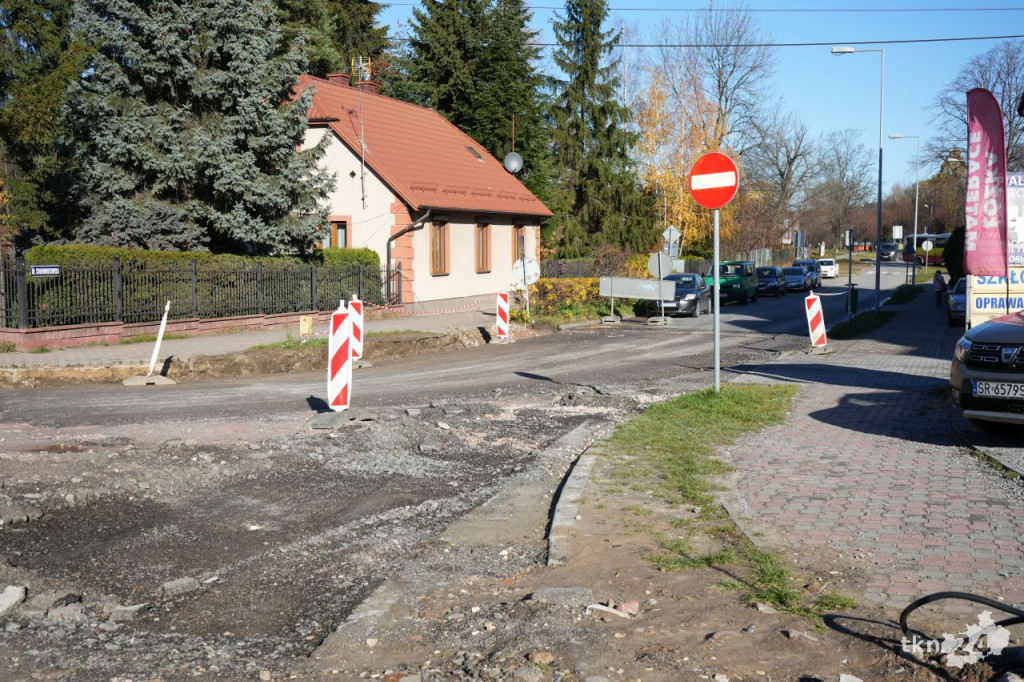 Przebudowa centrum Końskich. Pierwsze odcinki z asfaltem i chodnikiem [wideo, zdjęcia]