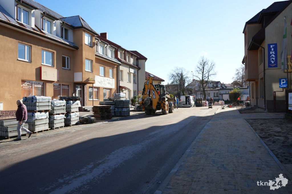 Przebudowa centrum Końskich. Pierwsze odcinki z asfaltem i chodnikiem [wideo, zdjęcia]