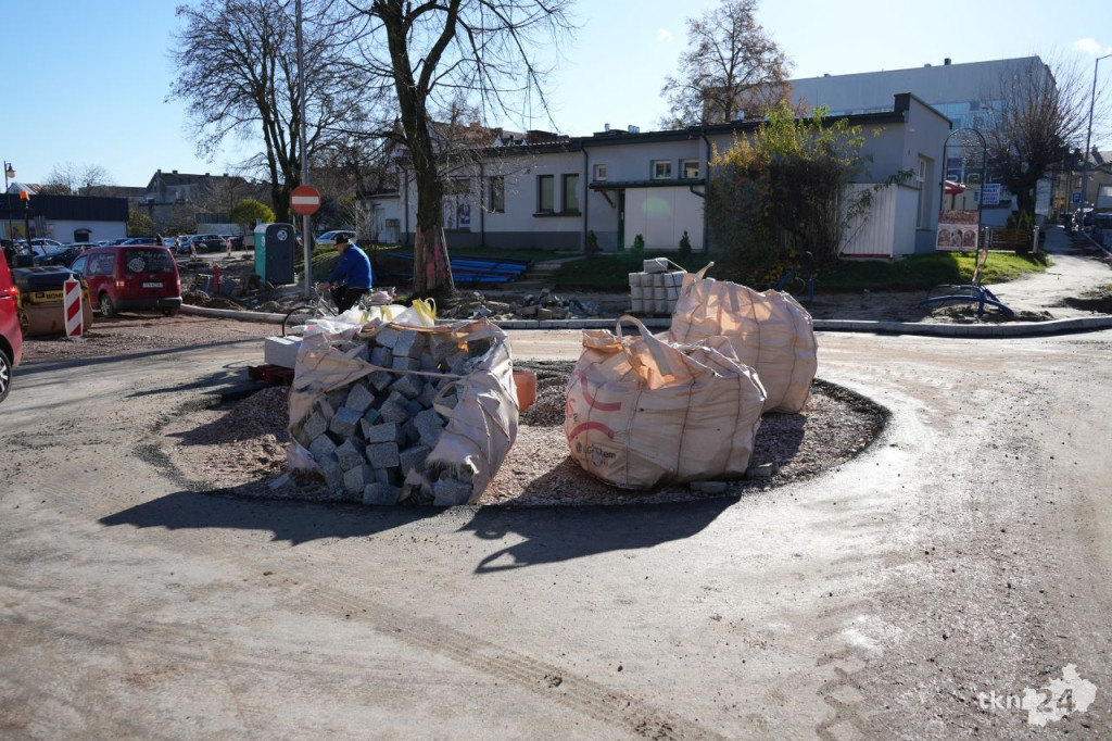 Przebudowa centrum Końskich. Pierwsze odcinki z asfaltem i chodnikiem [wideo, zdjęcia]
