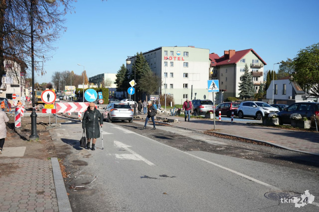 Przebudowa centrum Końskich. Pierwsze odcinki z asfaltem i chodnikiem [wideo, zdjęcia]