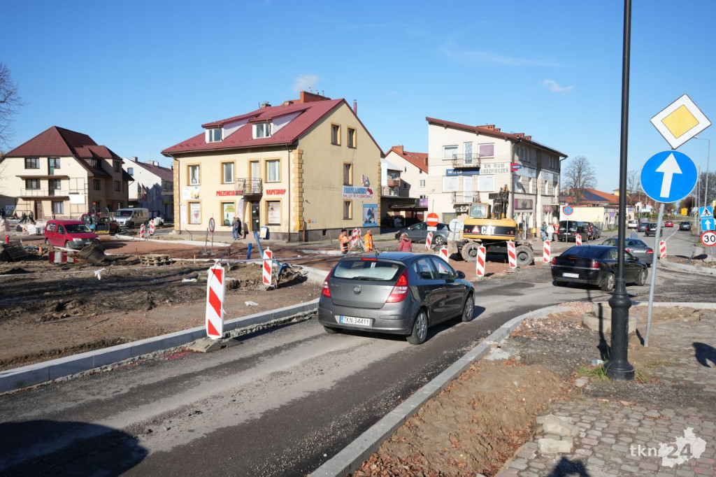 Przebudowa centrum Końskich. Pierwsze odcinki z asfaltem i chodnikiem [wideo, zdjęcia]