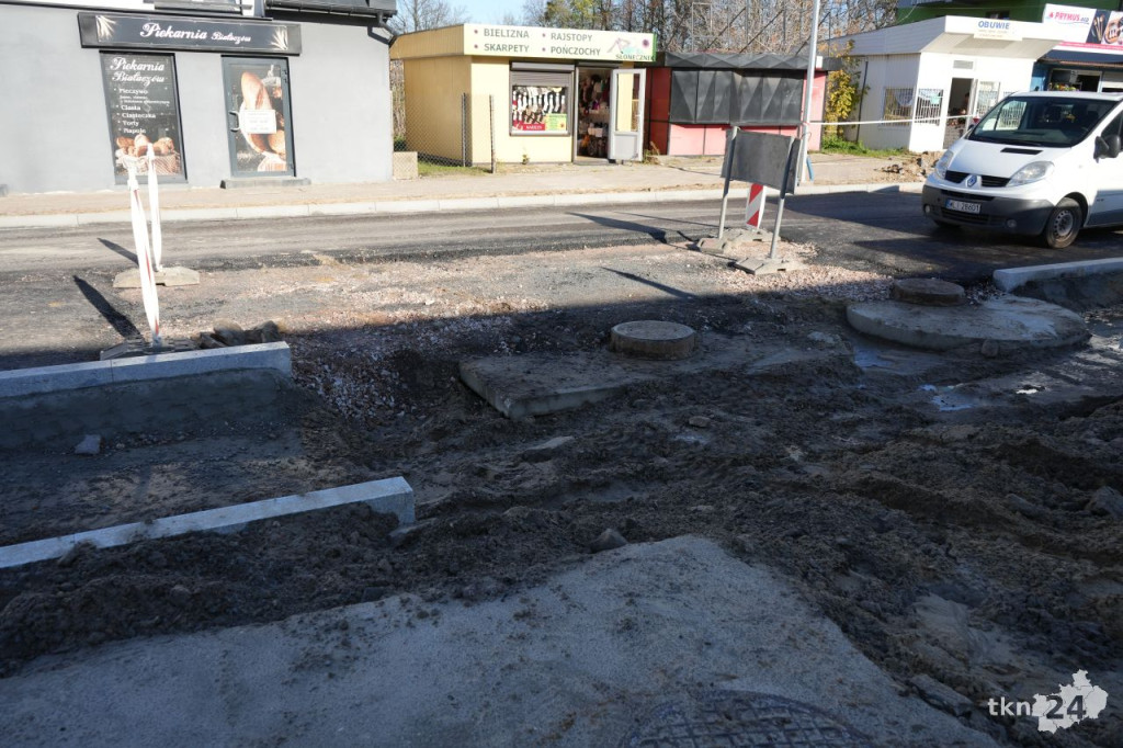 Przebudowa centrum Końskich. Pierwsze odcinki z asfaltem i chodnikiem [wideo, zdjęcia]