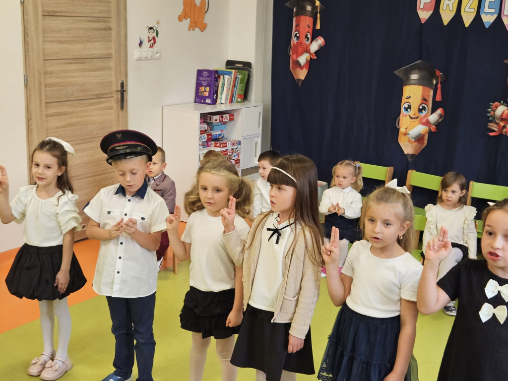 Podwójne święto w Przedszkolu w Pomykowie - pasowanie maluchów i ślubowanie starszaków [wideo]
