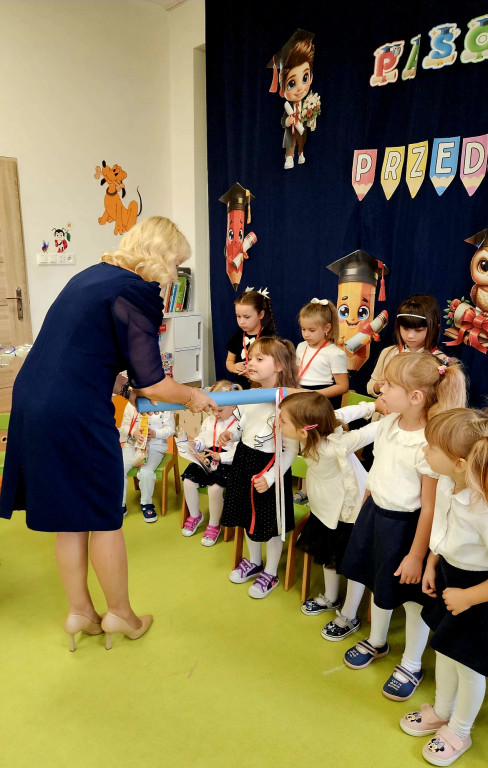 Podwójne święto w Przedszkolu w Pomykowie - pasowanie maluchów i ślubowanie starszaków [wideo]