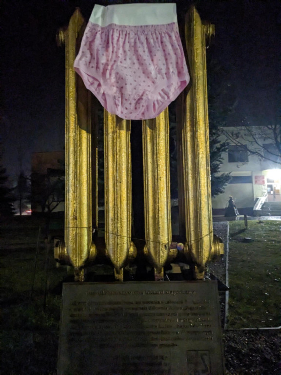 Gigantyczne majtki na symbolu Stąporkowa? Żart czy happening?
