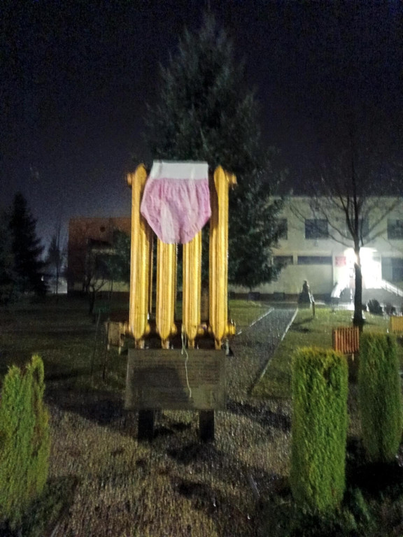 Gigantyczne majtki na symbolu Stąporkowa? Żart czy happening?