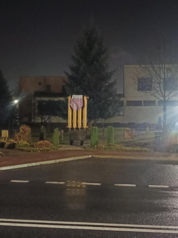 Gigantyczne majtki na symbolu Stąporkowa? Żart czy happening?