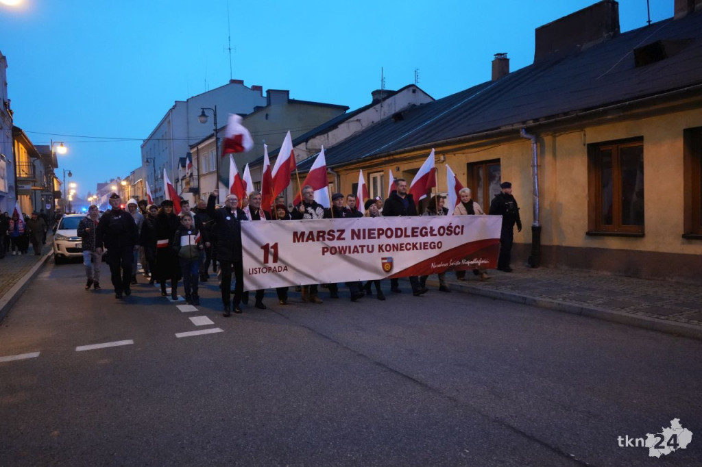 Powiatowy Marsz Niepodległości przeszedł ulicami miasta. Relacja wideo i foto