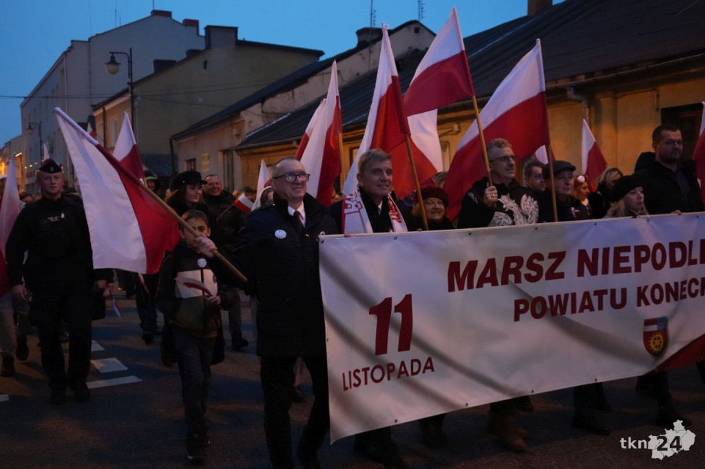 Powiatowy Marsz Niepodległości przeszedł ulicami miasta. Relacja wideo i foto