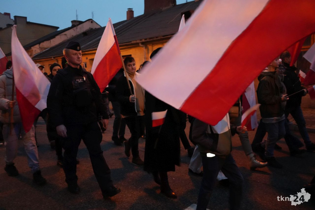 Powiatowy Marsz Niepodległości przeszedł ulicami miasta. Relacja wideo i foto