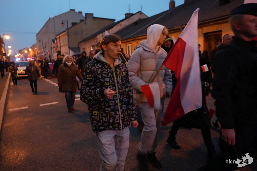 Powiatowy Marsz Niepodległości przeszedł ulicami miasta. Relacja wideo i foto