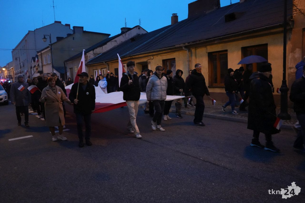 Powiatowy Marsz Niepodległości przeszedł ulicami miasta. Relacja wideo i foto