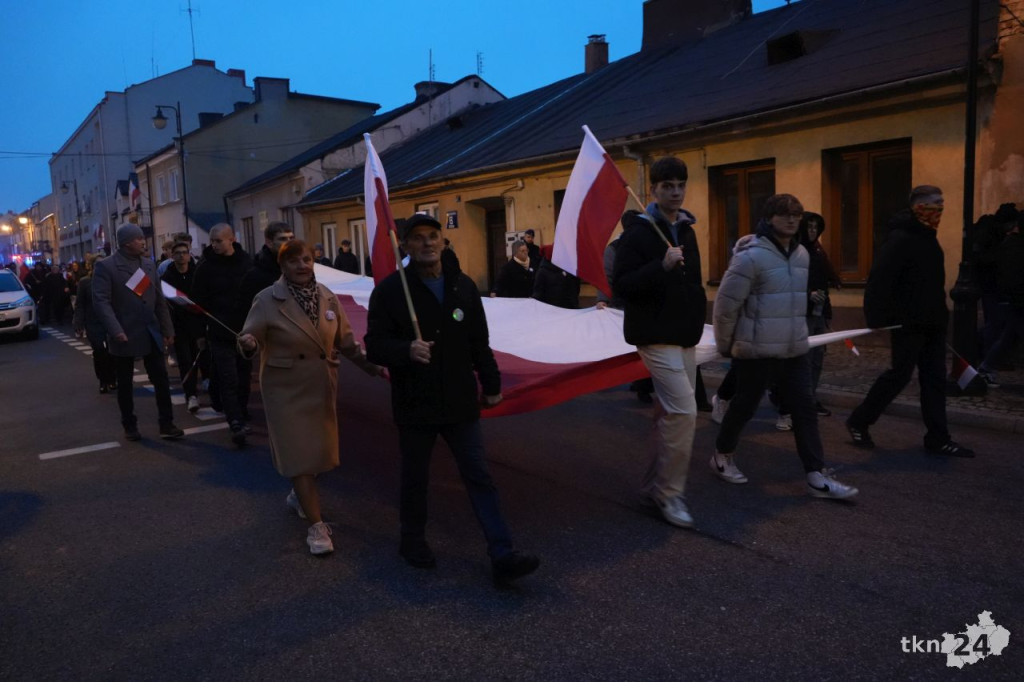 Powiatowy Marsz Niepodległości przeszedł ulicami miasta. Relacja wideo i foto